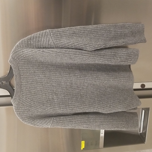 💕VINCE💕 Side Slit Crew Neck Ribbed Sweater ~ Medium Grey Medium NWOT - Picture 14 of 16